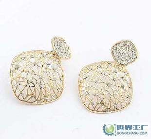 飾品批發新機遇 深度解析韓版千絲萬縷金色耳環的市場潛力與代理策略